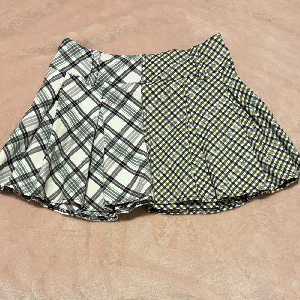Forever 21 Two-Tone Plaid mini Skirt in Black, White & Green Size Small